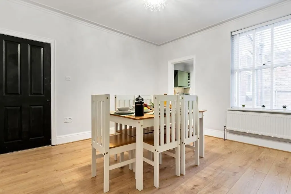 Liz'S 4 Bed House: Close To The Motor Point Arena 诺丁汉